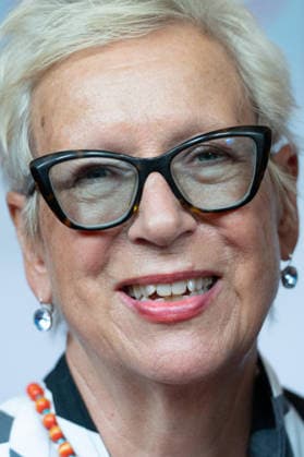 Doris DOERRIE, Dörrie, Regisseurin, Portraet, Porträt, Portrait, Angeschnittenes Einzelbild, Einzelmotiv, Roter Teppich, Red Carpet Show, Ankunft, arrival, Filmpremiere Frau Winkler verlaesst das Haus,, am 30.09.2026, in der Lichtburg in Essen,