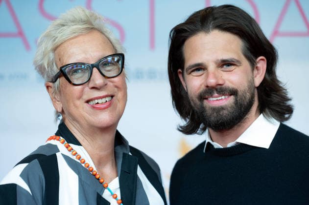 Doris DOERRIE, Dörrie, Regisseurin, Josef ELLERS, Schauspieler, Portraet, Porträt, Portrait, Angeschnittenes Einzelbild, Einzelmotiv, Roter Teppich, Red Carpet Show, Ankunft, arrival, Filmpremiere Frau Winkler verlaesst das Haus,, am 30.09.2026, in der Lichtburg in Essen,