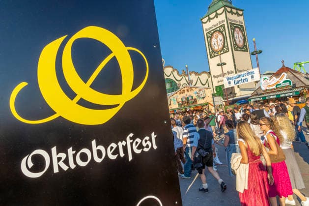 Bestes Wiesnwetter bei Sonnenschein und 25 Grad, Wiesnbesucher bummeln über die Festwiese, offizielles Oktoberfest Logo, München, 30. September 2026 Deutschland, München, 30. September 2026, Oktoberfest 2026, bestes Wiesnwetter bei Sonnenschein und 25 Grad, Wiesnbesucher bummeln über die Festwiese, offizielles Oktoberfest Logo, Mittwochnachmittag, endless summer, Herbst, Volksfest, Theresienwiese, bayerisch, Bayern