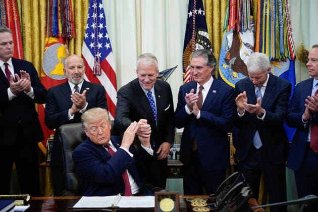 Donald Trump Makes an Announcement - Washington US President Donald Trump makes an announcement with Secretary of Commerce Howard Lutnick in the Oval Office of the White House in Washington on September 30, 2026. Photo by Yuri Gripas ABACAPRESS.COM Washington  Copyright: xPool ABACAx