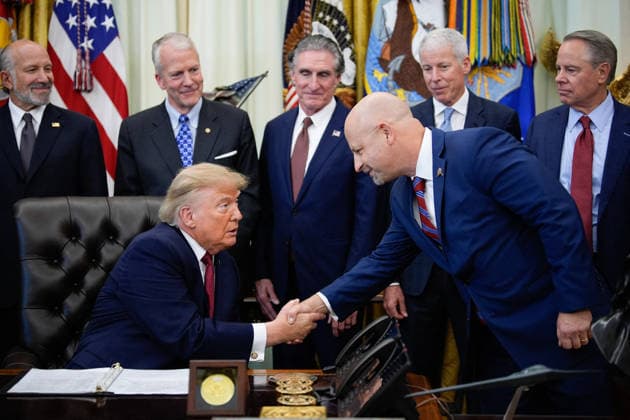 Donald Trump Makes an Announcement - Washington US President Donald Trump makes an announcement with Secretary of Commerce Howard Lutnick in the Oval Office of the White House in Washington on September 30, 2026. Photo by Yuri Gripas ABACAPRESS.COM Washington  Copyright: xPool ABACAx