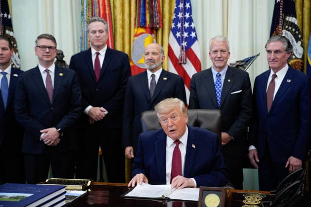 US President Donald Trump makes an announcement with Secretary of Commerce Howard Lutnick in the Oval Office of the White House in Washington on September 30, 2026. The Trump Administration announced South Korea will invest $54 billion toward the Alaska Liquefied Natural Gas (LNG) project as part of a broader $200 billion investment in U.S. energy projects.  WASP20260930153 YURIxGRIPAS