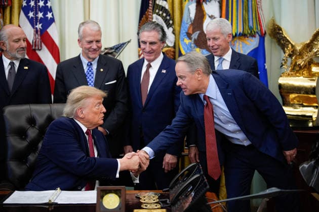 Donald Trump Makes an Announcement - Washington US President Donald Trump makes an announcement with Secretary of Commerce Howard Lutnick in the Oval Office of the White House in Washington on September 30, 2026. Photo by Yuri Gripas ABACAPRESS.COM Washington  Copyright: xPool ABACAx