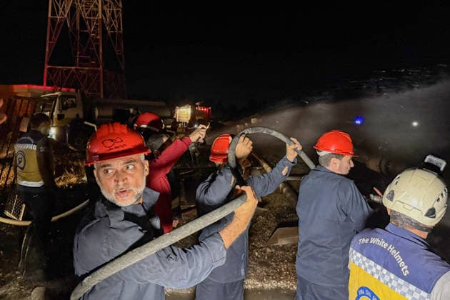 Three power plants in Syria shut down after gas pipeline explosion DAMASCUS, SYRIA - SEPTEMBER 30: Firefighters and civil defense teams respond to a fire following an explosion in a gas pipeline at the Tishrin Power Plant in Damascus, Syria on September 30, 2026. The Syrian Electricity Company (SEC) reports that the Deir Ali, Nasiriyah and Tishrin power plants are out of service due to the explosion. Halit Akasa Anadolu Damascus Syria. Editorial use only. Please get in touch for any other usage.  Copyright: x2026xAnadoluxHalitxAkasax