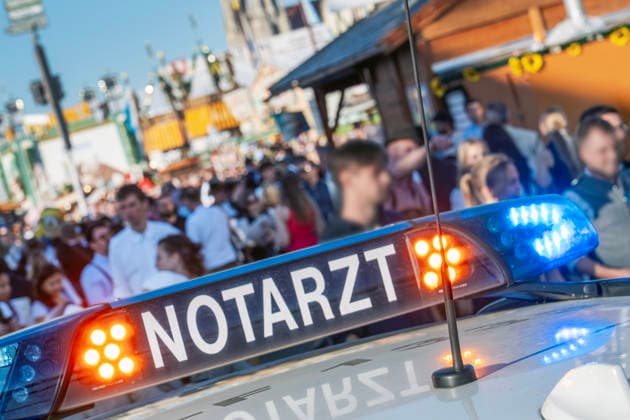 Feuerwehr Notarzt im Einsatz, medizinischer Notfall auf der Wiesn, Blaulicht, Oktoberfest, München, 30. September 2026 Deutschland, München, 30. September 2026, Feuerwehr Notarzt im Einsatz, medizinischer Notfall auf der Wiesn, Blaulicht, Oktoberfest, bayerisch, Volksfest, Bayern,
