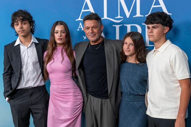September 30, 2026, Madrid, Madrid, Spain: (L-R) ALEXANDER SANCHEZ RIVERA - MANUELA SANCHEZ MICHEL - ALEJANDRO SANZ - ALMA SANCHEZ PERERA and DYLAN SANCHEZ PERERA attend the premiere of the musical EL ALMA AL AIRE, featuring songs by Alejandro Sanz, at the Teatro Ocaso Coliseum in Madrid on September 30, 2026, in Madrid, Spain. Madrid Spain  - ZUMAc312 20260930_zsp_c312_061 Copyright: xOscarxManuelxSanchezx