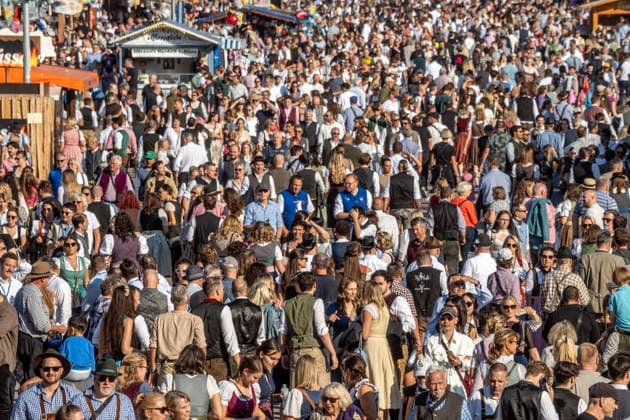 Oktoberfest 2026, Tausende Menschen strömen über die Festwiese, Wiesnbesucher in der Matthias-Pschorr-Straße, Überblick von der Bavaria aus, bestes Wiesnwetter, München, 30. September 2026 Deutschland, München, 30. September 2026, Oktoberfest 2026, Tausende Menschen strömen über die Festwiese, Wiesnbesucher in der Matthias-Pschorr-Straße, Überblick von der Bavaria, bestes Wiesnwetter am Mittwochnachmittag, typisch bayerisch, Volksfest, Bayern,