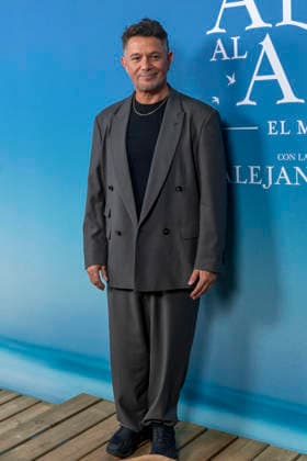 September 30, 2026, Madrid, Madrid, Spain: ALEJANDRO SANZ attend the premiere of the musical EL ALMA AL AIRE, featuring songs by Alejandro Sanz, at the Teatro Ocaso Coliseum in Madrid on September 30, 2026, in Madrid, Spain. Madrid Spain  - ZUMAc312 20260930_zsp_c312_030 Copyright: xOscarxManuelxSanchezx