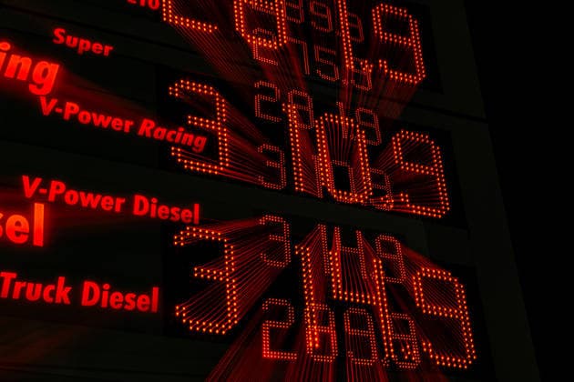 Rekordpreise über 3 Euro an der Autobahnraststätte Peppenhoven vor dem Tankrabatt - 30.09.26 Anzeigetafel mit Rekordpreisen an der Tankstelle der Autobahnraststätte Peppenhoven an der A61 bei Rheinbach in den letzten Stunden vor dem bundesweiten Tankrabatt: Einzelne Kraftstoffsorten kosten bis zu 3,14 Euro pro Liter. Ab dem 1. Oktober sinkt die Energiesteuer um 14 Cent pro Liter, inklusive Mehrwertsteuer werden Benzin und Diesel um rund 17 Cent pro Liter günstiger. Rheinbach Peppenhoven Nordrhein-Westfalen Deutschland Copyright: xMarcxJohnx