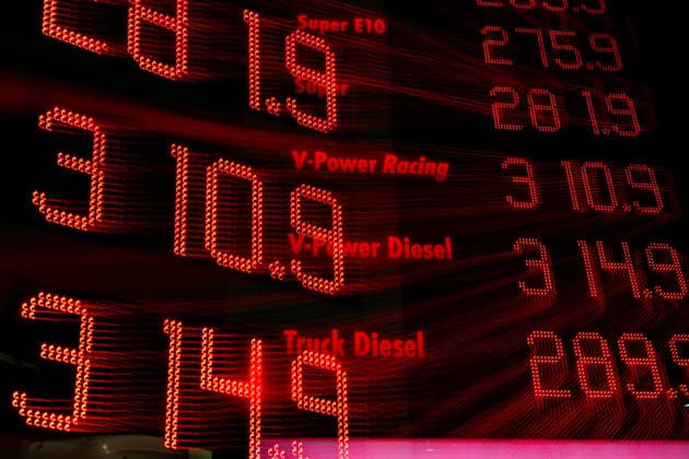 Rekordpreise über 3 Euro an der Autobahnraststätte Peppenhoven vor dem Tankrabatt - 30.09.26 Anzeigetafel mit Rekordpreisen an der Tankstelle der Autobahnraststätte Peppenhoven an der A61 bei Rheinbach in den letzten Stunden vor dem bundesweiten Tankrabatt: Einzelne Kraftstoffsorten kosten bis zu 3,14 Euro pro Liter. Ab dem 1. Oktober sinkt die Energiesteuer um 14 Cent pro Liter, inklusive Mehrwertsteuer werden Benzin und Diesel um rund 17 Cent pro Liter günstiger. Rheinbach Peppenhoven Nordrhein-Westfalen Deutschland Copyright: xMarcxJohnx