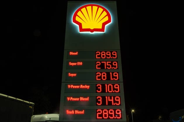 Rekordpreise über 3 Euro an der Autobahnraststätte Peppenhoven vor dem Tankrabatt - 30.09.26 Anzeigetafel mit Rekordpreisen an der Tankstelle der Autobahnraststätte Peppenhoven an der A61 bei Rheinbach in den letzten Stunden vor dem bundesweiten Tankrabatt: Einzelne Kraftstoffsorten kosten bis zu 3,14 Euro pro Liter. Ab dem 1. Oktober sinkt die Energiesteuer um 14 Cent pro Liter, inklusive Mehrwertsteuer werden Benzin und Diesel um rund 17 Cent pro Liter günstiger. Rheinbach Peppenhoven Nordrhein-Westfalen Deutschland Copyright: xMarcxJohnx