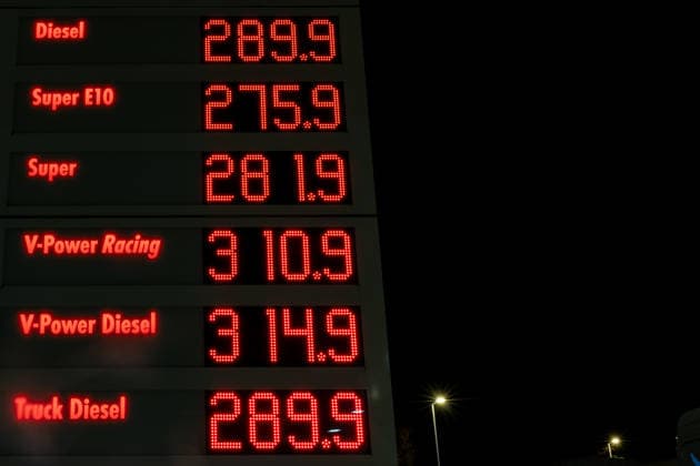 Rekordpreise über 3 Euro an der Autobahnraststätte Peppenhoven vor dem Tankrabatt - 30.09.26 Anzeigetafel mit Rekordpreisen an der Tankstelle der Autobahnraststätte Peppenhoven an der A61 bei Rheinbach in den letzten Stunden vor dem bundesweiten Tankrabatt: Einzelne Kraftstoffsorten kosten bis zu 3,14 Euro pro Liter. Ab dem 1. Oktober sinkt die Energiesteuer um 14 Cent pro Liter, inklusive Mehrwertsteuer werden Benzin und Diesel um rund 17 Cent pro Liter günstiger. Rheinbach Peppenhoven Nordrhein-Westfalen Deutschland Copyright: xMarcxJohnx