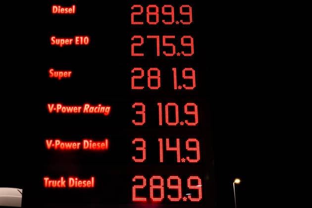 Rekordpreise über 3 Euro an der Autobahnraststätte Peppenhoven vor dem Tankrabatt - 30.09.26 Anzeigetafel mit Rekordpreisen an der Tankstelle der Autobahnraststätte Peppenhoven an der A61 bei Rheinbach in den letzten Stunden vor dem bundesweiten Tankrabatt: Einzelne Kraftstoffsorten kosten bis zu 3,14 Euro pro Liter. Ab dem 1. Oktober sinkt die Energiesteuer um 14 Cent pro Liter, inklusive Mehrwertsteuer werden Benzin und Diesel um rund 17 Cent pro Liter günstiger. Rheinbach Peppenhoven Nordrhein-Westfalen Deutschland Copyright: xMarcxJohnx