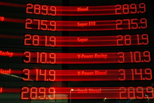 Rekordpreise über 3 Euro an der Autobahnraststätte Peppenhoven vor dem Tankrabatt - 30.09.26 Anzeigetafel mit Rekordpreisen an der Tankstelle der Autobahnraststätte Peppenhoven an der A61 bei Rheinbach in den letzten Stunden vor dem bundesweiten Tankrabatt: Einzelne Kraftstoffsorten kosten bis zu 3,14 Euro pro Liter. Ab dem 1. Oktober sinkt die Energiesteuer um 14 Cent pro Liter, inklusive Mehrwertsteuer werden Benzin und Diesel um rund 17 Cent pro Liter günstiger. Rheinbach Peppenhoven Nordrhein-Westfalen Deutschland Copyright: xMarcxJohnx