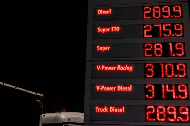 Rekordpreise über 3 Euro an der Autobahnraststätte Peppenhoven vor dem Tankrabatt - 30.09.26 Anzeigetafel mit Rekordpreisen an der Tankstelle der Autobahnraststätte Peppenhoven an der A61 bei Rheinbach in den letzten Stunden vor dem bundesweiten Tankrabatt: Einzelne Kraftstoffsorten kosten bis zu 3,14 Euro pro Liter. Ab dem 1. Oktober sinkt die Energiesteuer um 14 Cent pro Liter, inklusive Mehrwertsteuer werden Benzin und Diesel um rund 17 Cent pro Liter günstiger. Rheinbach Peppenhoven Nordrhein-Westfalen Deutschland Copyright: xMarcxJohnx