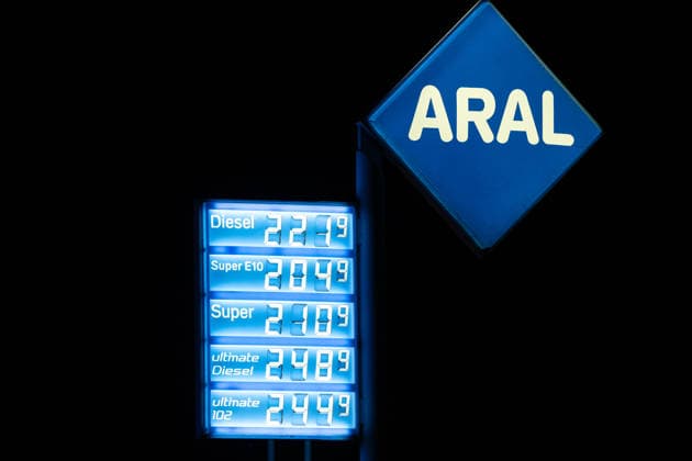 Preisbremse für Benzin und Diesel gilt seit Mitternacht Entlastung tritt am 1. Oktober in Kraft Am 01.10.2026 um 00:00 Uhr trat die Preisbremse für Benzin und Diesel in Kraft. Die Mehrwertsteuer auf beide Kraftstoffe wurde befristet von 19 Prozent auf 7 Prozent gesenkt. Die Regelung gilt bis zum 31.12.2026. Die Bundesregierung erwartet eine Entlastung von rund 17 Cent je Liter Benzin und rund 13 Cent je Liter Diesel. Mörfelden-Walldorf Mörfelden Hessen Deutschland
