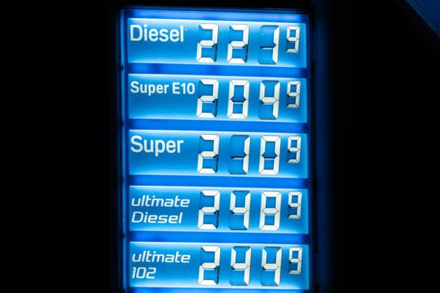 Preisbremse für Benzin und Diesel gilt seit Mitternacht Entlastung tritt am 1. Oktober in Kraft Am 01.10.2026 um 00:00 Uhr trat die Preisbremse für Benzin und Diesel in Kraft. Die Mehrwertsteuer auf beide Kraftstoffe wurde befristet von 19 Prozent auf 7 Prozent gesenkt. Die Regelung gilt bis zum 31.12.2026. Die Bundesregierung erwartet eine Entlastung von rund 17 Cent je Liter Benzin und rund 13 Cent je Liter Diesel. Mörfelden-Walldorf Mörfelden Hessen Deutschland