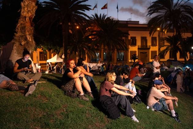 September 30, 2026, Las Palmas De Gran Canaria, Las Palmas, Spain: LAS PALMAS DE GRAN CANARIA, SPAIN, SEPTEMBER 30, 2026: Around 100 housing activists take part in a protest camp outside the Government Delegation in Las Palmas de Gran Canaria, calling for affordable housing and measures to address housing insecurity. The action forms part of a wider wave of housing protests and encampments across Spain following demonstrations sparked by the eviction of Madrid resident Maricarmen Abascal. Las Palmas De Gran Canaria Spain  - ZUMAq101 20260930_zna_q101_213 Copyright: xAlexxBashax