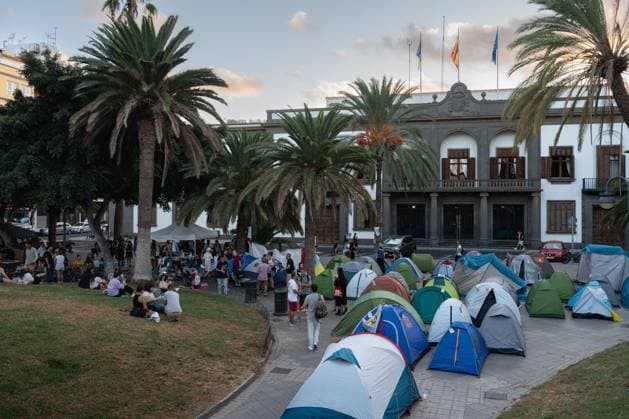 September 30, 2026, Las Palmas De Gran Canaria, Las Palmas, Spain: LAS PALMAS DE GRAN CANARIA, SPAIN, SEPTEMBER 30, 2026: Around 100 housing activists take part in a protest camp outside the Government Delegation in Las Palmas de Gran Canaria, calling for affordable housing and measures to address housing insecurity. The action forms part of a wider wave of housing protests and encampments across Spain following demonstrations sparked by the eviction of Madrid resident Maricarmen Abascal. Las Palmas De Gran Canaria Spain  - ZUMAq101 20260930_zna_q101_214 Copyright: xAlexxBashax