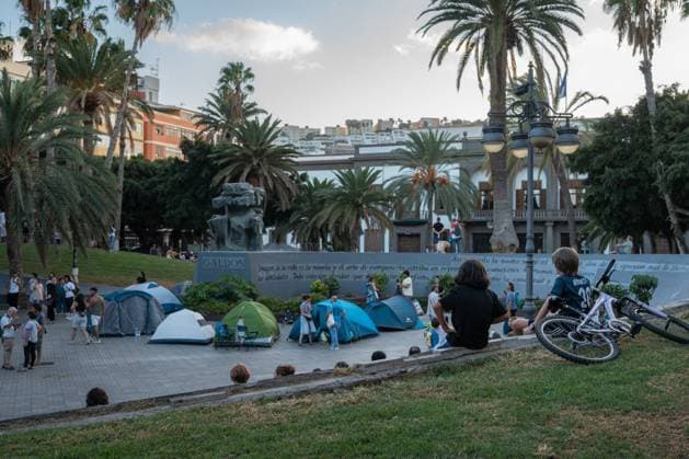 September 30, 2026, Las Palmas De Gran Canaria, Las Palmas, Spain: LAS PALMAS DE GRAN CANARIA, SPAIN, SEPTEMBER 30, 2026: Around 100 housing activists take part in a protest camp outside the Government Delegation in Las Palmas de Gran Canaria, calling for affordable housing and measures to address housing insecurity. The action forms part of a wider wave of housing protests and encampments across Spain following demonstrations sparked by the eviction of Madrid resident Maricarmen Abascal. Las Palmas De Gran Canaria Spain  - ZUMAq101 20260930_zna_q101_218 Copyright: xAlexxBashax