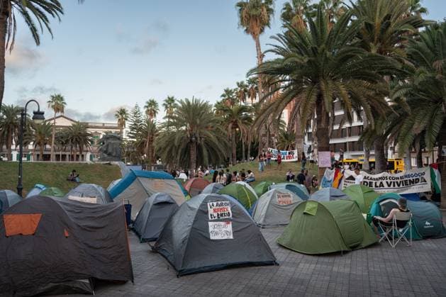 September 30, 2026, Las Palmas De Gran Canaria, Las Palmas, Spain: LAS PALMAS DE GRAN CANARIA, SPAIN, SEPTEMBER 30, 2026: Around 100 housing activists take part in a protest camp outside the Government Delegation in Las Palmas de Gran Canaria, calling for affordable housing and measures to address housing insecurity. The action forms part of a wider wave of housing protests and encampments across Spain following demonstrations sparked by the eviction of Madrid resident Maricarmen Abascal. Las Palmas De Gran Canaria Spain  - ZUMAq101 20260930_zna_q101_219 Copyright: xAlexxBashax