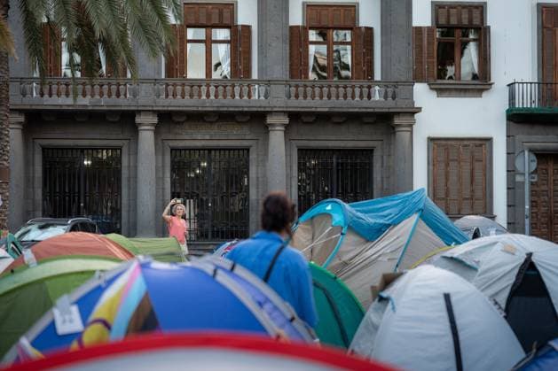 September 30, 2026, Las Palmas De Gran Canaria, Las Palmas, Spain: LAS PALMAS DE GRAN CANARIA, SPAIN, SEPTEMBER 30, 2026: Around 100 housing activists take part in a protest camp outside the Government Delegation in Las Palmas de Gran Canaria, calling for affordable housing and measures to address housing insecurity. The action forms part of a wider wave of housing protests and encampments across Spain following demonstrations sparked by the eviction of Madrid resident Maricarmen Abascal. Las Palmas De Gran Canaria Spain  - ZUMAq101 20260930_zna_q101_220 Copyright: xAlexxBashax