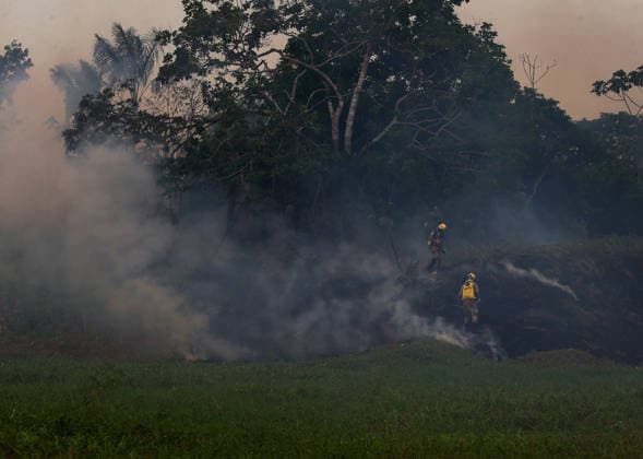 A wildfire burns vegetation near AM-070 highway Firefighters work to extingish a wildfire near AM-070 highway, in the Cacau Pirera district of Iranduba, in Brazilian northern Amazonas state, this Wednesday afternoon, September 30, 2026. The Government of Amazonas declared state of emergency for all 62 municipalities in the state due to severe drought and high temperatures driven by the El Nino phenomenon. Photo: EDMAR BARROS ATO PRESS ESTADAO CONTEUDO Iranduba Amazonas Brazil  Copyright: xEdmarxBarrosx