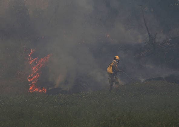 A wildfire burns vegetation near AM-070 highway A wildfire burns vegetation near AM-070 highway, in the Cacau Pirera district of Iranduba, in Brazilian northern Amazonas state, this Wednesday afternoon, September 30, 2026. The Government of Amazonas declared state of emergency for all 62 municipalities in the state due to severe drought and high temperatures driven by the El Nino phenomenon. Photo: EDMAR BARROS ATO PRESS ESTADAO CONTEUDO Iranduba Amazonas Brazil  Copyright: xEdmarxBarrosx