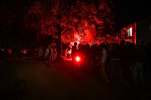 Clashes erupt as anti-asylum protesters confront police in Dutch town of Rhenen RHENEN, NETHERLANDS - SEPTEMBER 30: Protesters clash with riot police outside Rhenen Town Hall during demonstrations against proposed municipal plans to establish an asylum-seeker and refugee reception center in Rhenen, Netherlands on September 30, 2026. Tensions escalated as masked demonstrators launched fireworks at police cordons guarding the building, prompting riot squads to push back crowds and detain multiple individuals as security forces cleared the central square. Mouneb Taim Anadolu Rhenen Netherlands. Editorial use only. Please get in touch for any other usage.  Copyright: x2026xAnadoluxMounebxTaimx