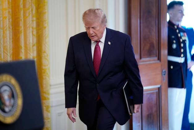 September 30, 2026, Washington, District Of Columbia, USA: United States President Donald J Trump arrives to speak during the Hispanic Heritage Month Celebration in the East Room of the White House in Washington, DC, USA, Wednesday, September 30, 2026 Washington USA  - ZUMAs152 20260930_faa_s152_055 Copyright: xYurixGripasx-xPoolxviaxCNPx