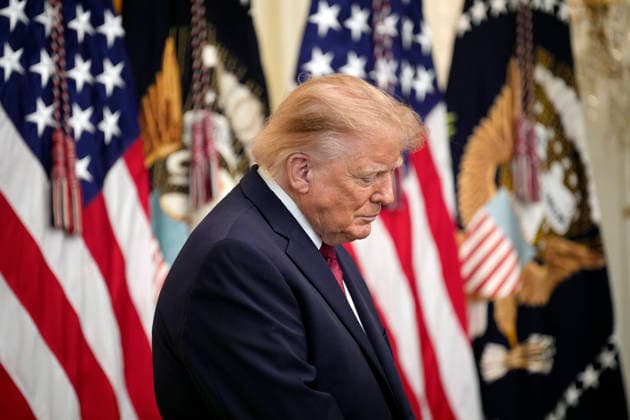 September 30, 2026, Washington, District Of Columbia, USA: United States President Donald J Trump prays during the Hispanic Heritage Month Celebration in the East Room of the White House in Washington, DC, USA, Wednesday, September 30, 2026 Washington USA  - ZUMAs152 20260930_faa_s152_095 Copyright: xYurixGripasx-xPoolxviaxCNPx