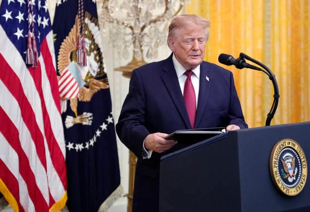 September 30, 2026, Washington, District Of Columbia, USA: United States President Donald J Trump arrives to speak during the Hispanic Heritage Month Celebration in the East Room of the White House in Washington, DC, USA, Wednesday, September 30, 2026 Washington USA  - ZUMAs152 20260930_faa_s152_096 Copyright: xYurixGripasx-xPoolxviaxCNPx