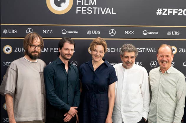 Michael Künstle, Matteo Pagamici, Martina Gedeck, Gabriel Yared und Frank Strobel beim Photocall mit der Jury des 14. Internationalen Filmmusikwettbewerbs auf dem 22. Zurich Film Festival im Corso. Zürich, 30.09.2026