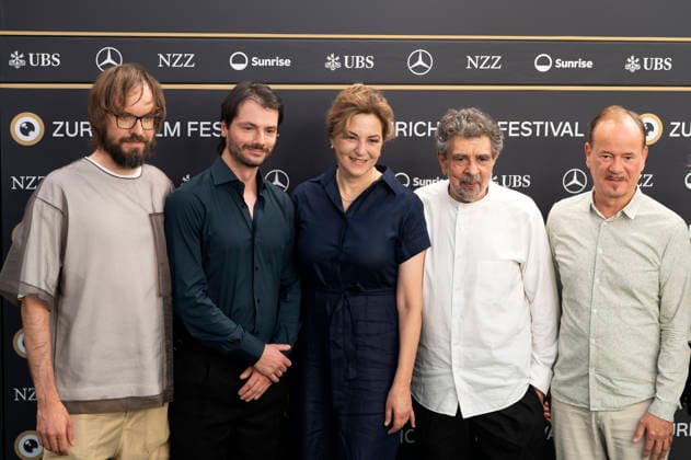 Michael Künstle, Matteo Pagamici, Martina Gedeck, Gabriel Yared und Frank Strobel beim Photocall mit der Jury des 14. Internationalen Filmmusikwettbewerbs auf dem 22. Zurich Film Festival im Corso. Zürich, 30.09.2026