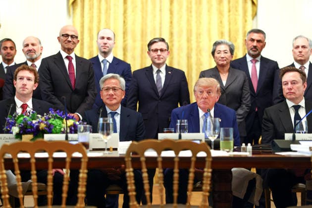 September 29, 2026, Washington, District Of Columbia, USA: WASHINGTON, DC - SEPT. 29: United States President Donald J Trump speaks at a meeting and luncheon on super intelligence in the East Room of the White House alongside Facebook founder and Meta CEO Mark Zuckerberg, left, Nvidia President and CEO Jensen Huang, and Tesla and SpaceX CEO Elon Musk on Tuesday, Sept. 29, 2026 in Washington, D.C. Speaker of the US House of Representatives Mike Johnson (Republican of Louisiana) and other elected Republicans and tech executives also attended Washington USA - ZUMAs152 20260929_faa_s152_065 Copyright: xTierneyxL.xCrossx-xPoolxviaxCNPx