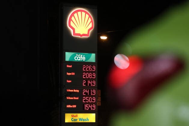 Wie ist die weitere Entwicklung der Spritpreise? Die Spritpreise sind weiterhin auf sehr hohem Niveau. Seit Mitternacht gilt der sogenannte Tankrabatt. Die Bundesregierung hat die Energiesteuer auf Benzin und Diesel bis Ende Dezember gesenkt. Die Ersparnis soll bei rund 17 Cent pro Liter liegen. SHELL Tankstelle in Siegen am fruehen (frühen) Morgen. Der aktuelle Preis fuer (für) Diesel, Super E10 und Super liegt weiterhin ueber (über) 2 Euro. Diesel liegt bei 2,26 Euro, Super E10 bei 2,08 Euro und Super bei 2,14 Euro. Tankstelle, Spritpreise am 01.10.2026 in Siegen Deutschland.