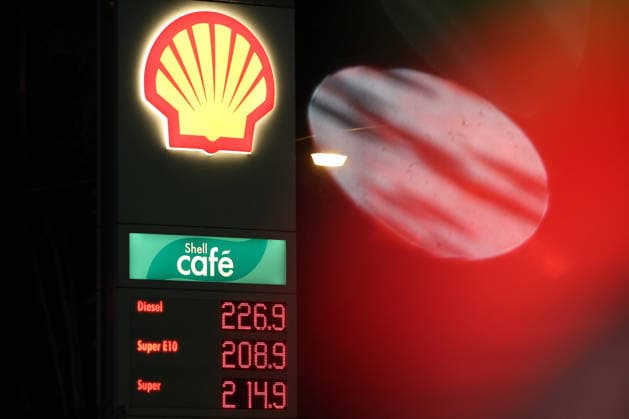 Wie ist die weitere Entwicklung der Spritpreise? Die Spritpreise sind weiterhin auf sehr hohem Niveau. Seit Mitternacht gilt der sogenannte Tankrabatt. Die Bundesregierung hat die Energiesteuer auf Benzin und Diesel bis Ende Dezember gesenkt. Die Ersparnis soll bei rund 17 Cent pro Liter liegen. SHELL Tankstelle in Siegen am fruehen (frühen) Morgen. Der aktuelle Preis fuer (für) Diesel, Super E10 und Super liegt weiterhin ueber (über) 2 Euro. Diesel liegt bei 2,26 Euro, Super E10 bei 2,08 Euro und Super bei 2,14 Euro. Tankstelle, Spritpreise am 01.10.2026 in Siegen Deutschland.