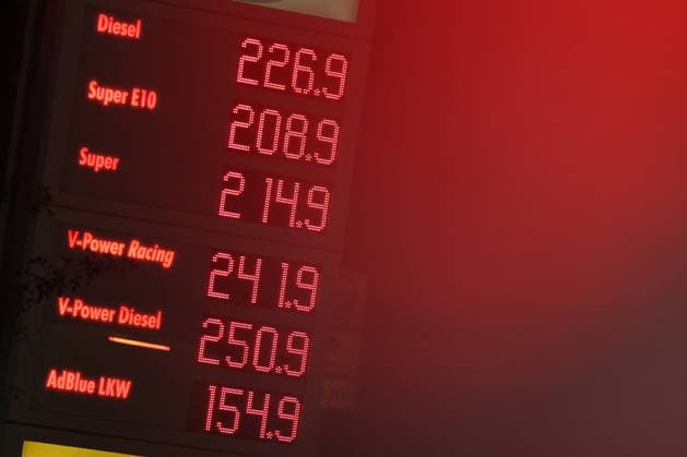 Wie ist die weitere Entwicklung der Spritpreise? Die Spritpreise sind weiterhin auf sehr hohem Niveau. Seit Mitternacht gilt der sogenannte Tankrabatt. Die Bundesregierung hat die Energiesteuer auf Benzin und Diesel bis Ende Dezember gesenkt. Die Ersparnis soll bei rund 17 Cent pro Liter liegen. SHELL Tankstelle in Siegen am fruehen (frühen) Morgen. Der aktuelle Preis fuer (für) Diesel, Super E10 und Super liegt weiterhin ueber (über) 2 Euro. Diesel liegt bei 2,26 Euro, Super E10 bei 2,08 Euro und Super bei 2,14 Euro. Tankstelle, Spritpreise am 01.10.2026 in Siegen Deutschland.