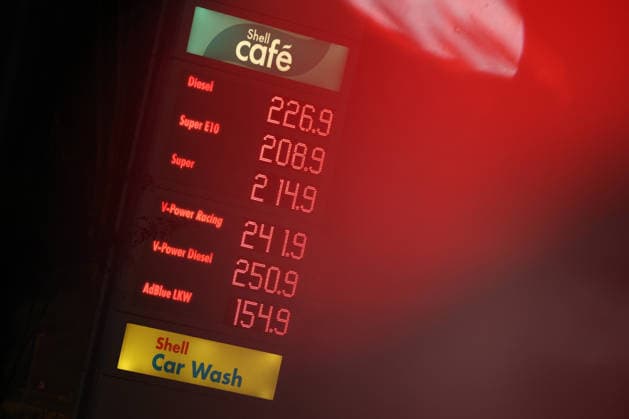 Wie ist die weitere Entwicklung der Spritpreise? Die Spritpreise sind weiterhin auf sehr hohem Niveau. Seit Mitternacht gilt der sogenannte Tankrabatt. Die Bundesregierung hat die Energiesteuer auf Benzin und Diesel bis Ende Dezember gesenkt. Die Ersparnis soll bei rund 17 Cent pro Liter liegen. SHELL Tankstelle in Siegen am fruehen (frühen) Morgen. Der aktuelle Preis fuer (für) Diesel, Super E10 und Super liegt weiterhin ueber (über) 2 Euro. Diesel liegt bei 2,26 Euro, Super E10 bei 2,08 Euro und Super bei 2,14 Euro. Tankstelle, Spritpreise am 01.10.2026 in Siegen Deutschland.