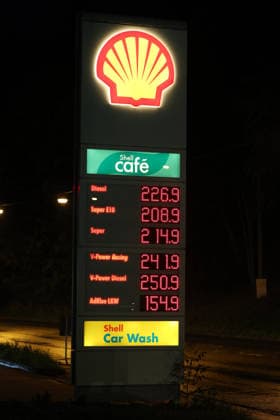 Wie ist die weitere Entwicklung der Spritpreise? Die Spritpreise sind weiterhin auf sehr hohem Niveau. Seit Mitternacht gilt der sogenannte Tankrabatt. Die Bundesregierung hat die Energiesteuer auf Benzin und Diesel bis Ende Dezember gesenkt. Die Ersparnis soll bei rund 17 Cent pro Liter liegen. SHELL Tankstelle in Siegen am fruehen (frühen) Morgen. Der aktuelle Preis fuer (für) Diesel, Super E10 und Super liegt weiterhin ueber (über) 2 Euro. Diesel liegt bei 2,26 Euro, Super E10 bei 2,08 Euro und Super bei 2,14 Euro. Tankstelle, Spritpreise am 01.10.2026 in Siegen Deutschland.