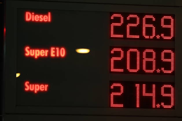 Wie ist die weitere Entwicklung der Spritpreise? Die Spritpreise sind weiterhin auf sehr hohem Niveau. Seit Mitternacht gilt der sogenannte Tankrabatt. Die Bundesregierung hat die Energiesteuer auf Benzin und Diesel bis Ende Dezember gesenkt. Die Ersparnis soll bei rund 17 Cent pro Liter liegen. SHELL Tankstelle in Siegen am fruehen (frühen) Morgen. Der aktuelle Preis fuer (für) Diesel, Super E10 und Super liegt weiterhin ueber (über) 2 Euro. Diesel liegt bei 2,26 Euro, Super E10 bei 2,08 Euro und Super bei 2,14 Euro. Tankstelle, Spritpreise am 01.10.2026 in Siegen Deutschland.