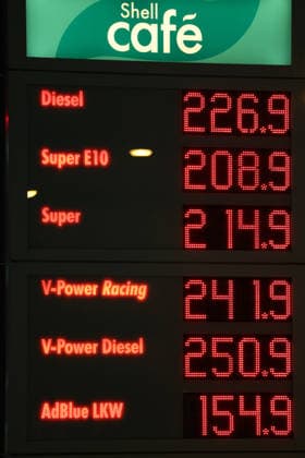 Wie ist die weitere Entwicklung der Spritpreise? Die Spritpreise sind weiterhin auf sehr hohem Niveau. Seit Mitternacht gilt der sogenannte Tankrabatt. Die Bundesregierung hat die Energiesteuer auf Benzin und Diesel bis Ende Dezember gesenkt. Die Ersparnis soll bei rund 17 Cent pro Liter liegen. SHELL Tankstelle in Siegen am fruehen (frühen) Morgen. Der aktuelle Preis fuer (für) Diesel, Super E10 und Super liegt weiterhin ueber (über) 2 Euro. Diesel liegt bei 2,26 Euro, Super E10 bei 2,08 Euro und Super bei 2,14 Euro. Tankstelle, Spritpreise am 01.10.2026 in Siegen Deutschland.