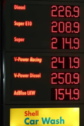 Wie ist die weitere Entwicklung der Spritpreise? Die Spritpreise sind weiterhin auf sehr hohem Niveau. Seit Mitternacht gilt der sogenannte Tankrabatt. Die Bundesregierung hat die Energiesteuer auf Benzin und Diesel bis Ende Dezember gesenkt. Die Ersparnis soll bei rund 17 Cent pro Liter liegen. SHELL Tankstelle in Siegen am fruehen (frühen) Morgen. Der aktuelle Preis fuer (für) Diesel, Super E10 und Super liegt weiterhin ueber (über) 2 Euro. Diesel liegt bei 2,26 Euro, Super E10 bei 2,08 Euro und Super bei 2,14 Euro. Tankstelle, Spritpreise am 01.10.2026 in Siegen Deutschland.