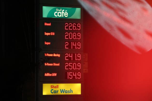 Wie ist die weitere Entwicklung der Spritpreise? Die Spritpreise sind weiterhin auf sehr hohem Niveau. Seit Mitternacht gilt der sogenannte Tankrabatt. Die Bundesregierung hat die Energiesteuer auf Benzin und Diesel bis Ende Dezember gesenkt. Die Ersparnis soll bei rund 17 Cent pro Liter liegen. SHELL Tankstelle in Siegen am fruehen (frühen) Morgen. Der aktuelle Preis fuer (für) Diesel, Super E10 und Super liegt weiterhin ueber (über) 2 Euro. Diesel liegt bei 2,26 Euro, Super E10 bei 2,08 Euro und Super bei 2,14 Euro. Tankstelle, Spritpreise am 01.10.2026 in Siegen Deutschland.