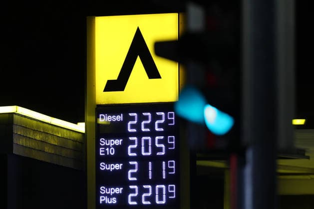 Wie ist die weitere Entwicklung der Spritpreise? Die Spritpreise sind weiterhin auf sehr hohem Niveau. Seit Mitternacht gilt der sogenannte Tankrabatt. Die Bundesregierung hat die Energiesteuer auf Benzin und Diesel bis Ende Dezember gesenkt. Die Ersparnis soll bei rund 17 Cent pro Liter liegen. CLASSIC Tankstelle in Mudersbach am fruehen (frühen) Morgen. Der aktuelle Preis fuer (für) Diesel, Super E10 und Super liegt weiterhin ueber (über) 2 Euro. Diesel liegt bei 2,22 Euro, Super E10 bei 2,05 Euro und Super bei 2,11 Euro. Tankstelle, Spritpreise am 01.10.2026 in Siegen Deutschland.