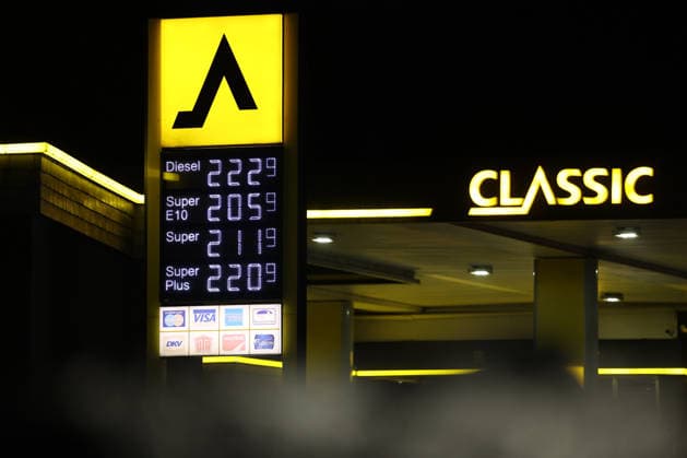 Wie ist die weitere Entwicklung der Spritpreise? Die Spritpreise sind weiterhin auf sehr hohem Niveau. Seit Mitternacht gilt der sogenannte Tankrabatt. Die Bundesregierung hat die Energiesteuer auf Benzin und Diesel bis Ende Dezember gesenkt. Die Ersparnis soll bei rund 17 Cent pro Liter liegen. CLASSIC Tankstelle in Mudersbach am fruehen (frühen) Morgen. Der aktuelle Preis fuer (für) Diesel, Super E10 und Super liegt weiterhin ueber (über) 2 Euro. Diesel liegt bei 2,22 Euro, Super E10 bei 2,05 Euro und Super bei 2,11 Euro. Tankstelle, Spritpreise am 01.10.2026 in Siegen Deutschland.