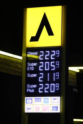 Wie ist die weitere Entwicklung der Spritpreise? Die Spritpreise sind weiterhin auf sehr hohem Niveau. Seit Mitternacht gilt der sogenannte Tankrabatt. Die Bundesregierung hat die Energiesteuer auf Benzin und Diesel bis Ende Dezember gesenkt. Die Ersparnis soll bei rund 17 Cent pro Liter liegen. CLASSIC Tankstelle in Mudersbach am fruehen (frühen) Morgen. Der aktuelle Preis fuer (für) Diesel, Super E10 und Super liegt weiterhin ueber (über) 2 Euro. Diesel liegt bei 2,22 Euro, Super E10 bei 2,05 Euro und Super bei 2,11 Euro. Tankstelle, Spritpreise am 01.10.2026 in Siegen Deutschland.