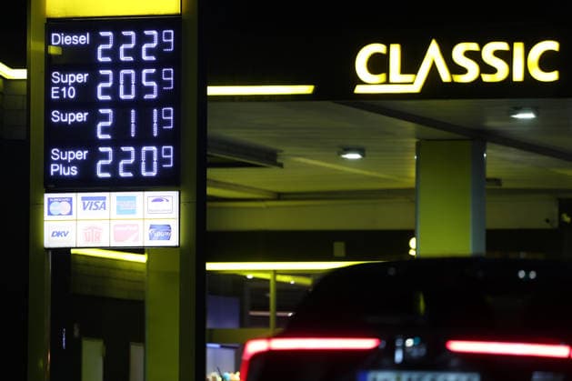 Wie ist die weitere Entwicklung der Spritpreise? Die Spritpreise sind weiterhin auf sehr hohem Niveau. Seit Mitternacht gilt der sogenannte Tankrabatt. Die Bundesregierung hat die Energiesteuer auf Benzin und Diesel bis Ende Dezember gesenkt. Die Ersparnis soll bei rund 17 Cent pro Liter liegen. CLASSIC Tankstelle in Mudersbach am fruehen (frühen) Morgen. Der aktuelle Preis fuer (für) Diesel, Super E10 und Super liegt weiterhin ueber (über) 2 Euro. Diesel liegt bei 2,22 Euro, Super E10 bei 2,05 Euro und Super bei 2,11 Euro. Tankstelle, Spritpreise am 01.10.2026 in Siegen Deutschland.