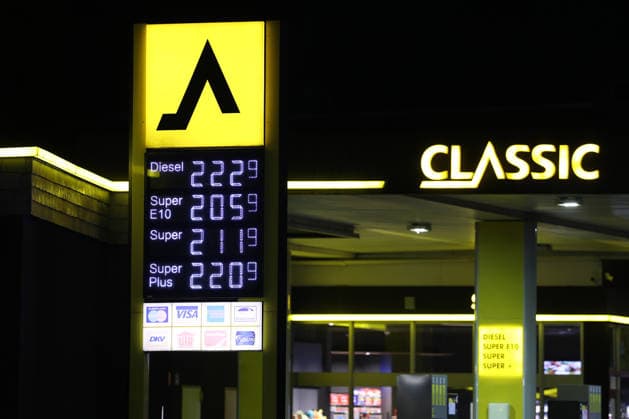 Wie ist die weitere Entwicklung der Spritpreise? Die Spritpreise sind weiterhin auf sehr hohem Niveau. Seit Mitternacht gilt der sogenannte Tankrabatt. Die Bundesregierung hat die Energiesteuer auf Benzin und Diesel bis Ende Dezember gesenkt. Die Ersparnis soll bei rund 17 Cent pro Liter liegen. CLASSIC Tankstelle in Mudersbach am fruehen (frühen) Morgen. Der aktuelle Preis fuer (für) Diesel, Super E10 und Super liegt weiterhin ueber (über) 2 Euro. Diesel liegt bei 2,22 Euro, Super E10 bei 2,05 Euro und Super bei 2,11 Euro. Tankstelle, Spritpreise am 01.10.2026 in Siegen Deutschland.
