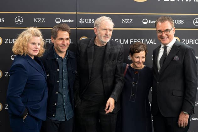Reta Guetg, Karl Spoerri, Anton Corbijn, Gabrielle Tana und Christian Jungen bei der Premiere des Kinofilms A Talent for Murder Ein Talent fürs Morden auf dem 22. Zurich Film Festival im Corso. Zürich, 30.09.2026